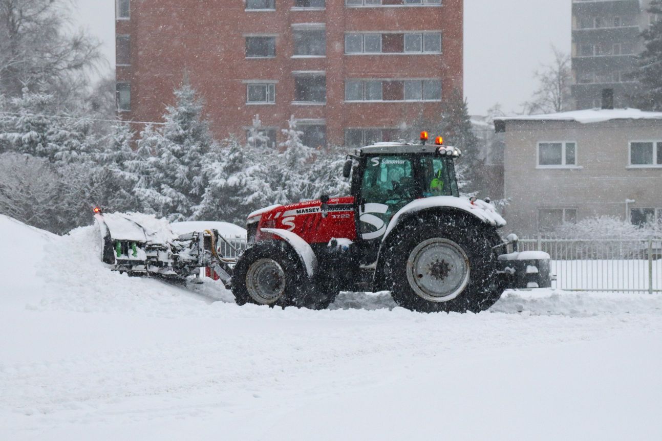 Lume äravedu punase Massey Fergusoni traktoriga