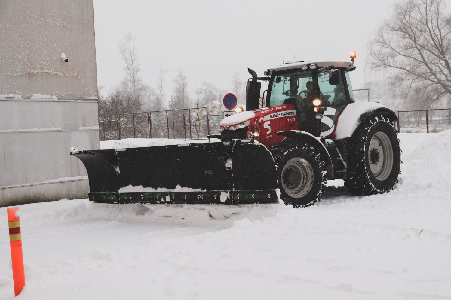 Lume- ja libedusetõrje Massey Fergusoni traktoriga