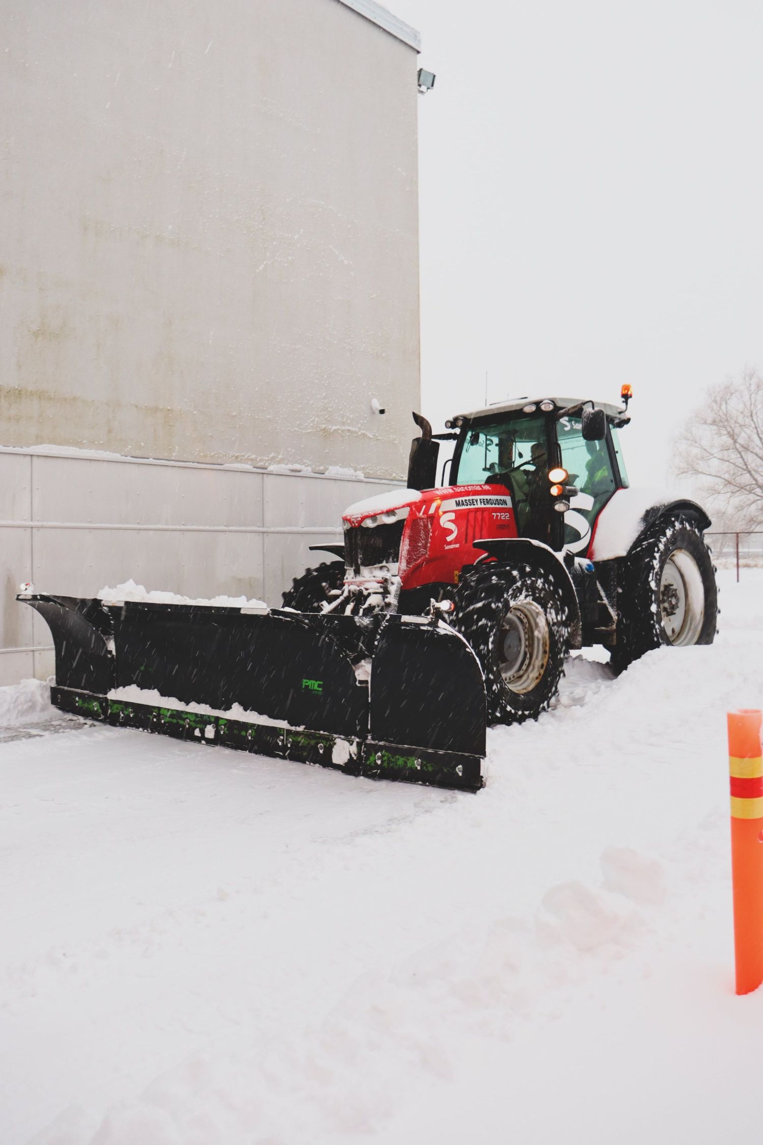 Talihooldus: Massey Fergusoni traktor lund lükkamas